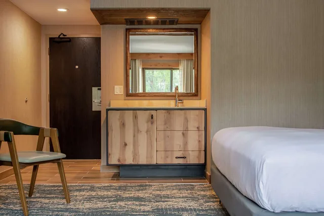 غرفة بسرير كينج، Edgewater Missoula, Tapestry Collection by Hilton 2/4