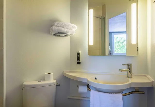غرفة رباعية بسرير مزدوج وسريرين منفصلين، B&B Hotel Toulon Ollioules 9/9