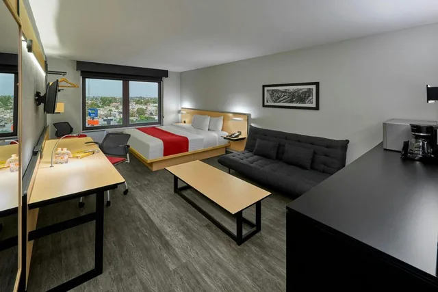 Guest Room, Superior, Queen Bed, Sofa, City Express by Marriott Monterrey Aeropuerto 3/4