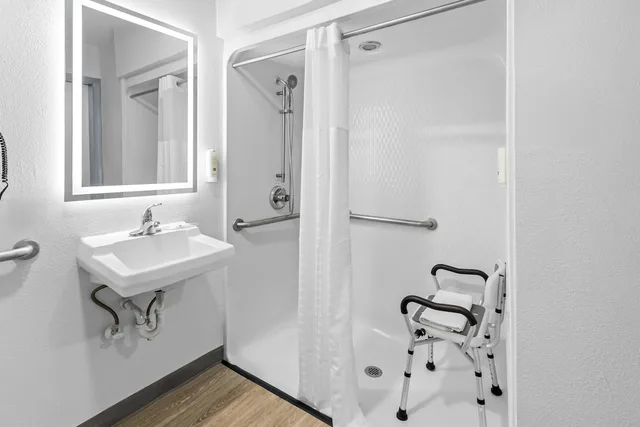 غرفة بسرير كينج لذوي الإعاقة، Quality Inn New Martinsville, WV 6/8