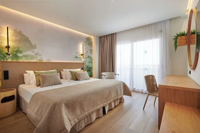 غرفة بريميوم بسريرين منفصلين بإطلالة جزئية على البحر، Grupotel Cala Marsal Nature Hotel 1/3