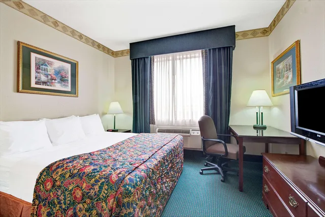 غرفة بسرير كينج لذوي الإعاقة، Days Inn & Suites By Wyndham Houston North/Aldine 2/2