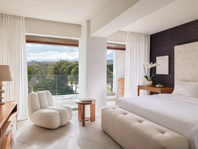 غرفة سوبيريور بسرير كينج بإطلالة على الحديقة، Amirandes, A Resort to Live 1/4