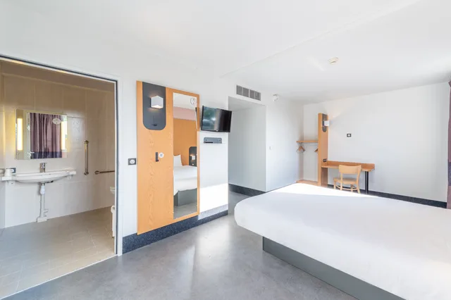 غرفة قياسية بسرير مزدوج، B&B HOTEL Lieusaint Carre Senart 3 etoiles 2/4
