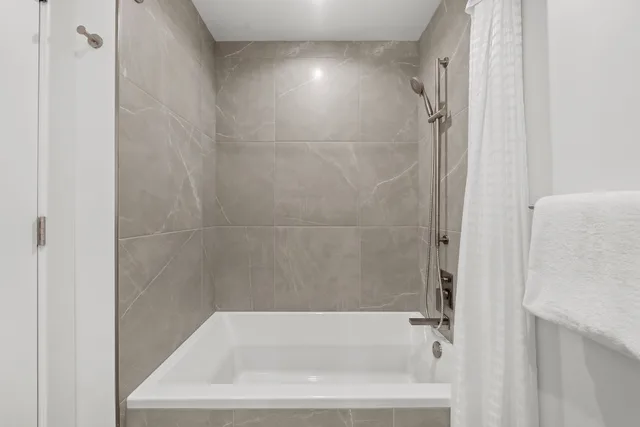 جناح بسريرين كينج بغرفتي نوم مع أريكة، Level Chicago Fulton Market 4/6