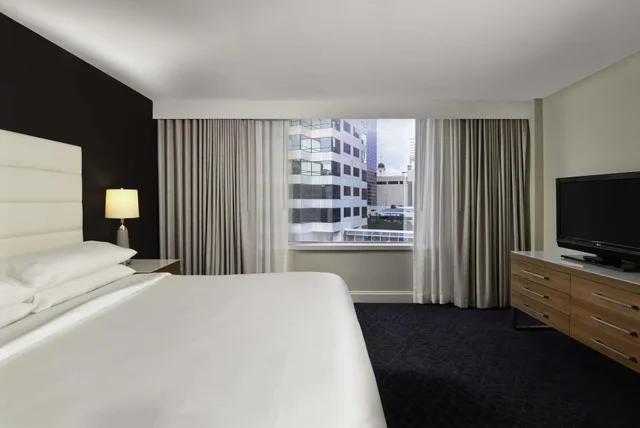 غرفة بإطلالة على النهر بغرفة نوم واحدة بحوض استحمام لذوي الإعاقة، Hotel Tampa Riverwalk 2/5