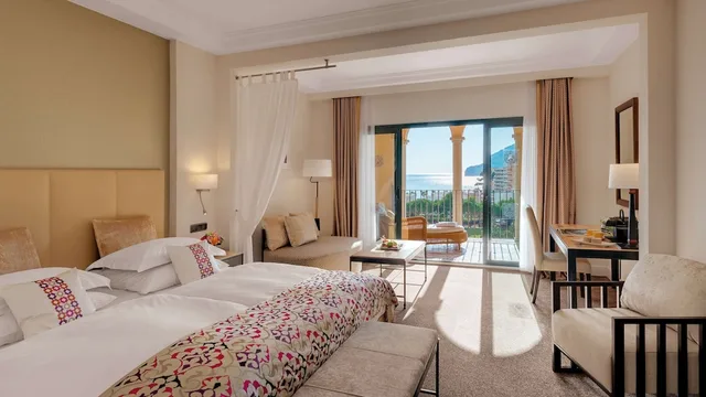 غرفة تنفيذية بسرير كينج بإطلالة على البحر، THE CAMP DE MAR Hotel & Resort 1/3