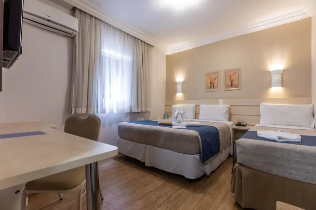 غرفة قياسية بسرير كوين وسرير فردي، Taroba Hotel 1/4