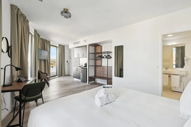 Executive, Studio, King Bed, Terrace, All Suites Appart Hotel Paris Ouest Colombes 2/5