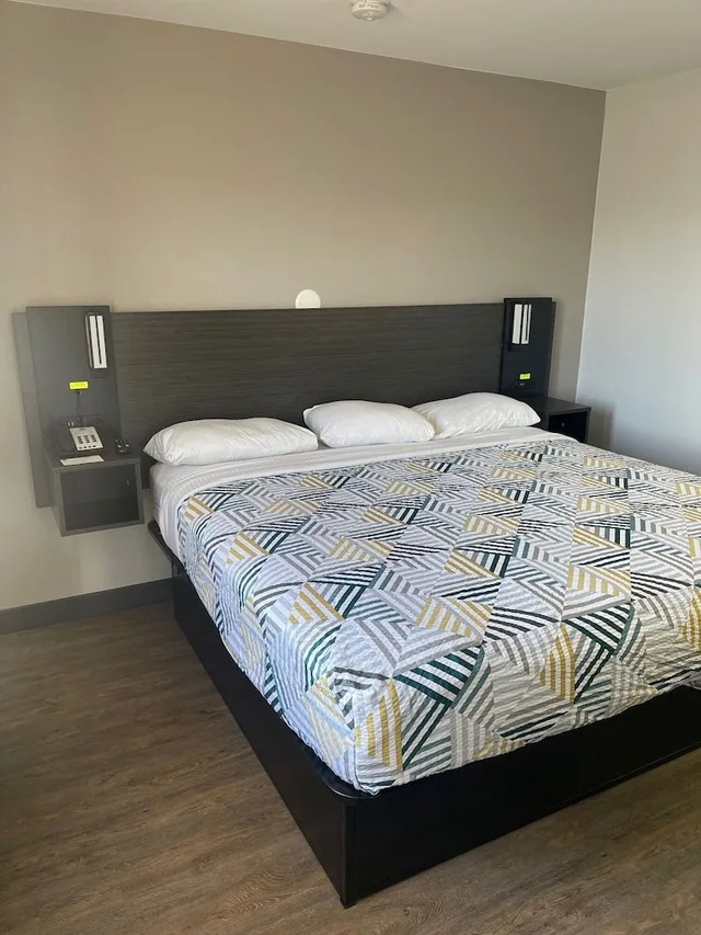 غرفة ديلوكس بسرير كينج، Motel6 Wichita, KS 1/5