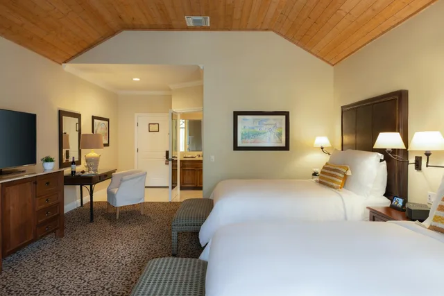 جناح بسرير كوين بجاكوزي، THE WESTLAKE VILLAGE INN 2/5