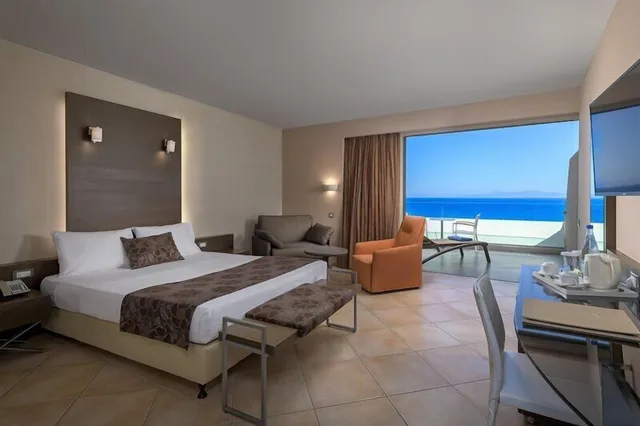 غرفة قياسية بسريرين منفصلين بإطلالة على البحر مع أريكة، Olympic Palace Resort Hotel and Convention Center 2/3