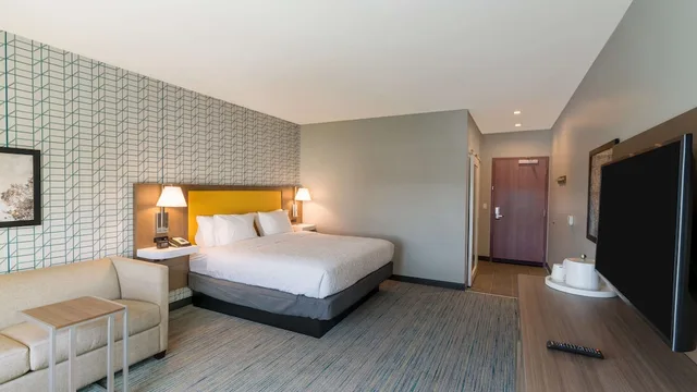 غرفة قياسية بسرير كينج مع أريكة، Hampton Inn Riverside Downtown Ca 1/4