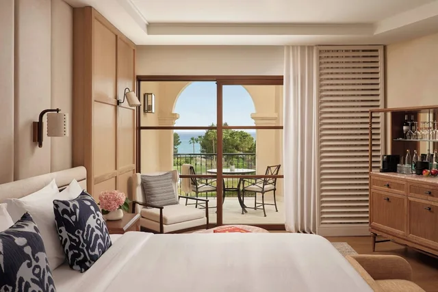 غرفة غراند بسرير كينج بإطلالة على البحر، St Regis Mardavall Mallorca Resort 2/3