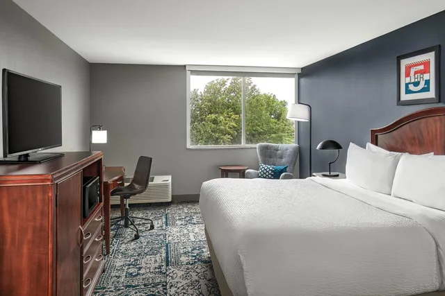 غرفة بسرير كينج، FOUR POINTS BY SHERATON KALAMAZOO 5/6