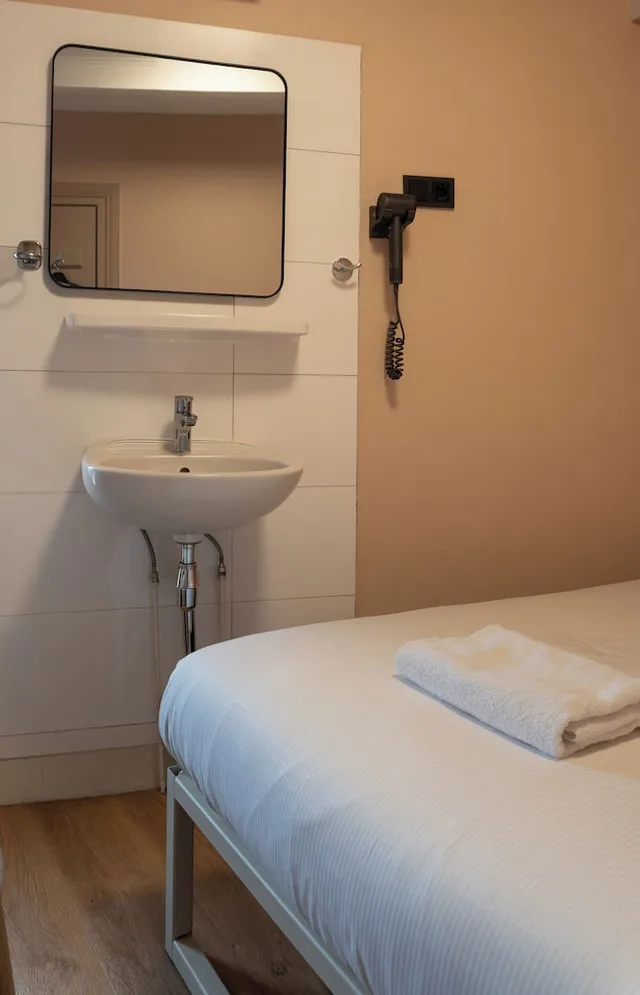 غرفة بسرير مزدوج بحمام مشترك، Hotel Jimmy 2/6