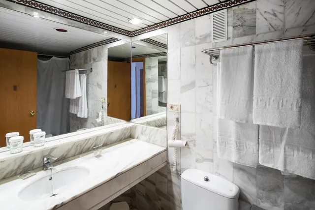 غرفة بسريرين منفصلين بإطلالة على البحر بشرفة، Hotel Catalonia Las Vegas - Adults Only 5/5