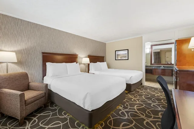 غرفة قياسية بسريرين كوين بإطلالة على الفناء، Best Western Plus Burley Inn & Convention Center 7/10