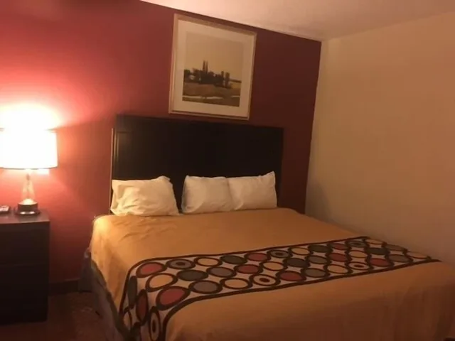 Room, King Bed, Super 8 by Wyndham New Castle PA 2/5