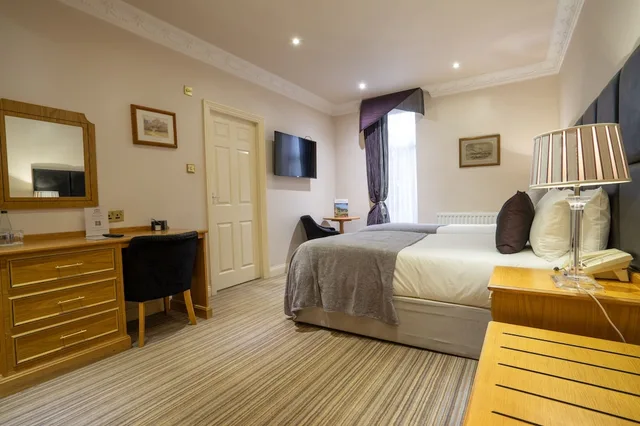Deluxe, Double Bed, Waterton Park Hotel 2/3