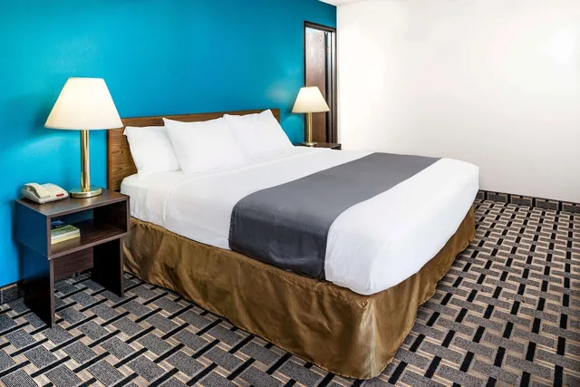 غرفة بسرير كينج، Super 8 By Wyndham Lincoln West 6/10