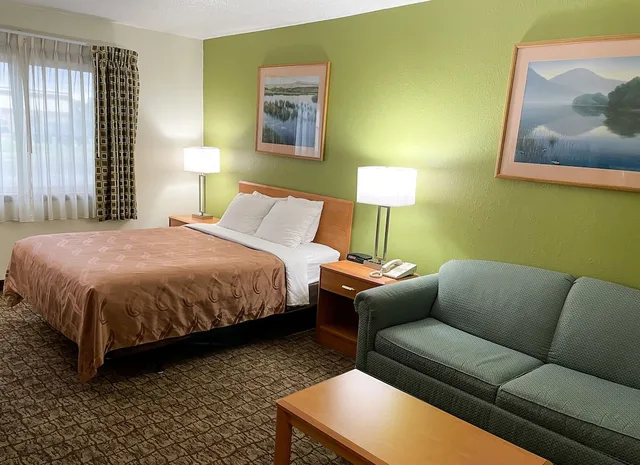 غرفة كومفورت بسرير كوين مع أريكة، Hudson Inn & Suites (ex Quality Inn) 2/5