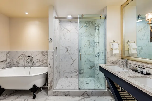جناح بسرير كينج مع أريكة، Brownwood Hotel & Spa 3/3