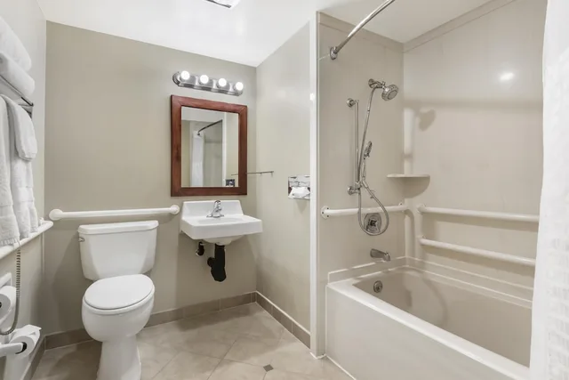 غرفة قياسية بسرير كوين يُسمح فيها بالحيوانات الأليفة بحوض جاكوزي لذوي الإعاقة، Best Western Plus Burley Inn & Convention Center 4/6