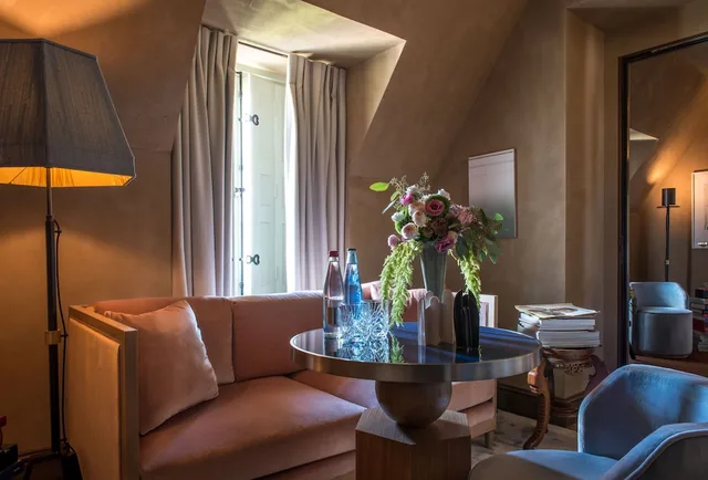 Junior Suite, King Bed, Garden View, Living Area, Pool Access، Cour des Vosges 2/4