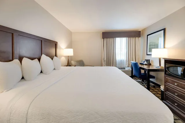غرفة بسرير كينج، Best Western North Bryant Inn 1/10