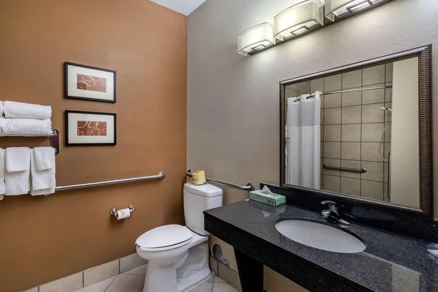 جناح بسرير كينج لذوي الإعاقة، Comfort Suites Ennis TX 3/4