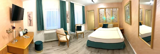 غرفة تنفيذية بسرير كوين، Boutique Hotel Goldene Henne 2/3