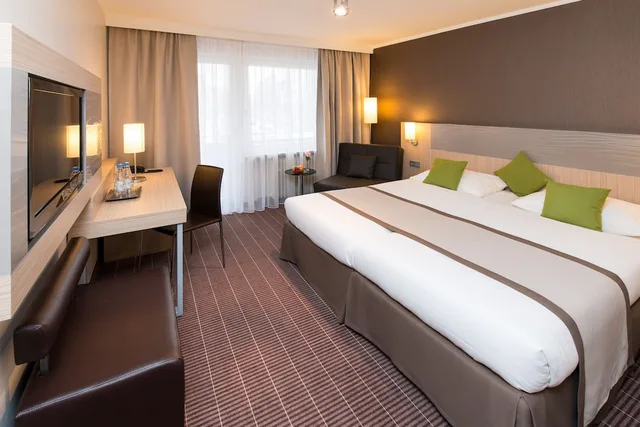 غرفة رباعية بسرير مزدوج وسريرين منفصلين، Hotel New Orly 1/4