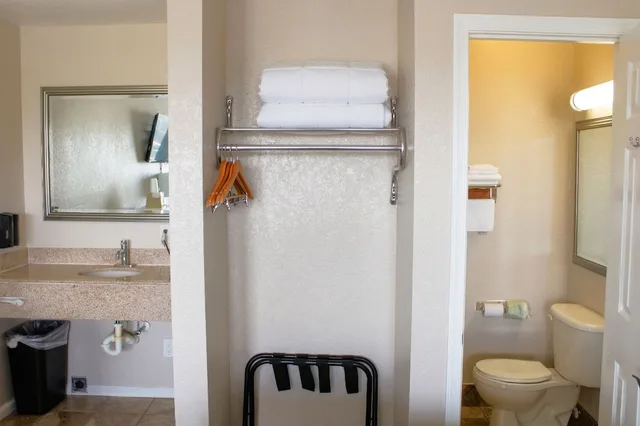 غرفة تقليدية بسريرين مزدوجين، Rodeway Inn And Suites 7/10