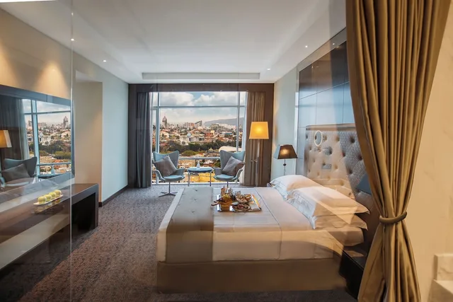 جناح جونيور بسرير كوين، The Biltmore Hotel Tbilisi 2/3