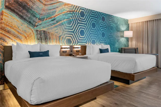 غرفة بسريرين كوين، Cambria Hotel St Petersburg Madeira Beach Marina 1/2