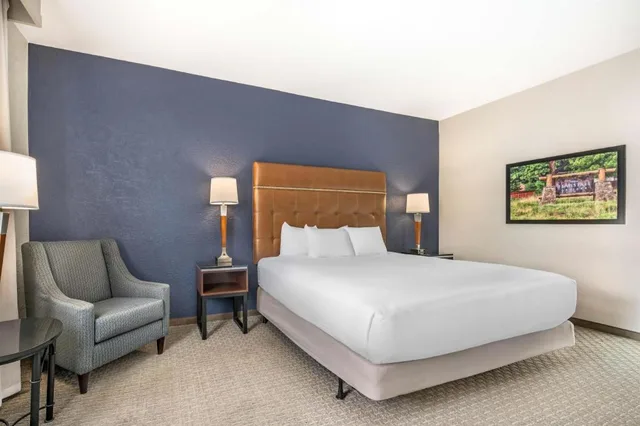 غرفة بسرير كينج في طابق مرتفع لذوي الإعاقة، Drury Inn & Suites Flagstaff 1/4