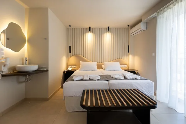غرفة بسريرين منفصلين بإطلالة على الفناء، Alia Beach Hotel Adults only 18+ 2/3