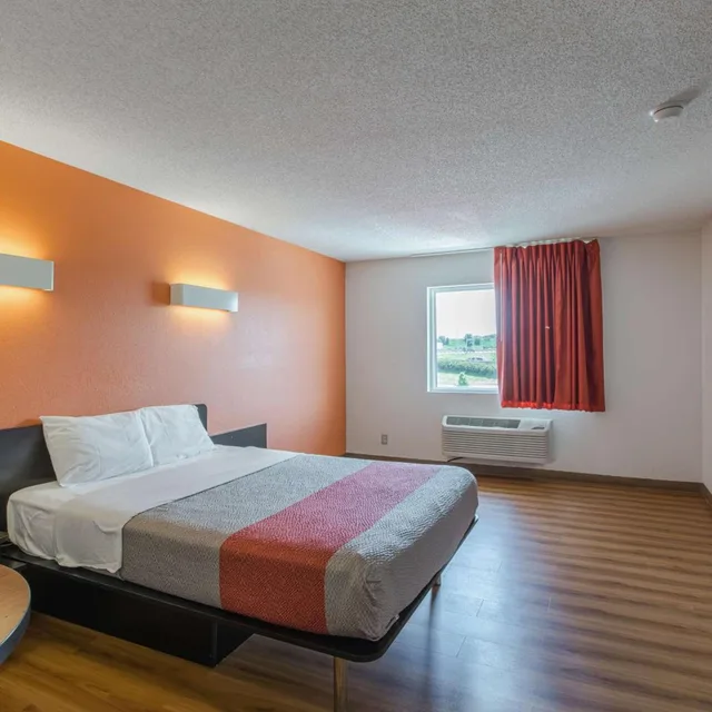 غرفة بسرير كينج وسرير كوين، Motel6 Omaha, NE - Central 2/7