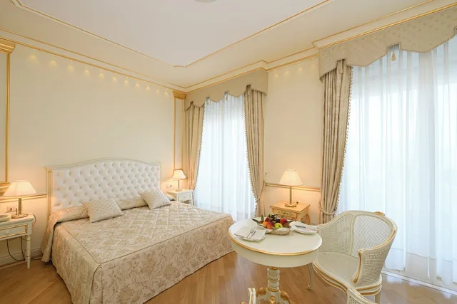 Junior Suite, Double Bed, Astoria 3/5