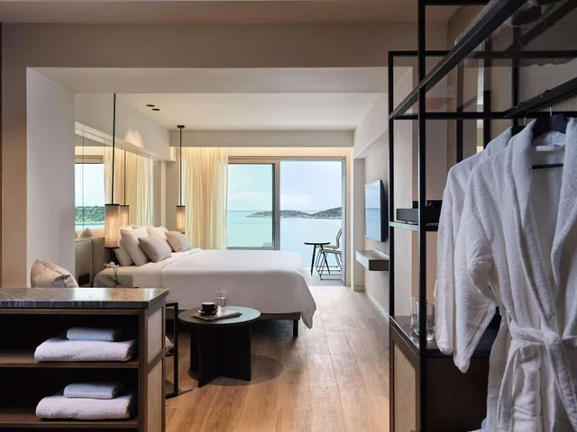 غرفة بسرير مزدوج بمسبح خاص، NIKO Seaside Resort MGallery - Adults Only 4/4