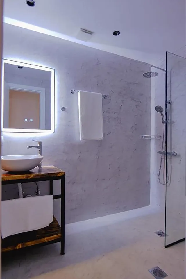 غرفة ديلوكس بسرير كينج بإطلالة على المسبح، Hotel Piramida 2/2