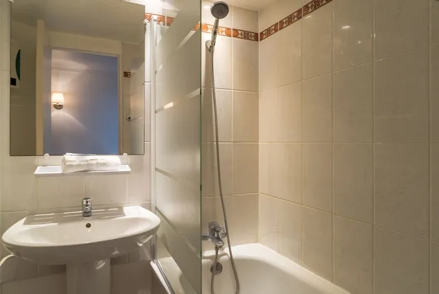 غرفة رباعية بسرير مزدوج وسريرين منفصلين، Hotel the Originals Tours Sud Ambacia Ex Inter Hotel Tours Sud Ambacia 7/7