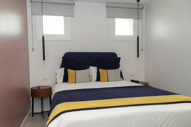 شقة بسرير كوين وسريرين منفصلين بشرفة بغرفتي نوم مع أريكة، Smartrental Collection Gran Via Centric 1/3