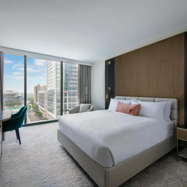 غرفة بسرير كينج بحوض استحمام لذوي الإعاقة، JW Marriott Charlotte 1/8