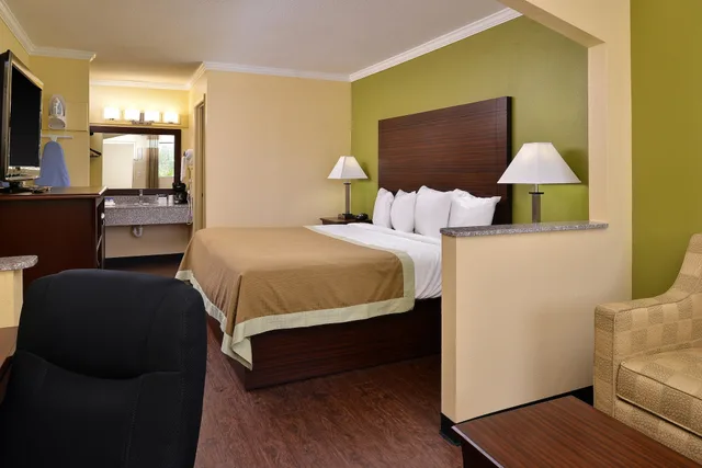 غرفة قياسية بسرير كينج للمدخنين، Americas Best Value Inn Suites Winona 3/7