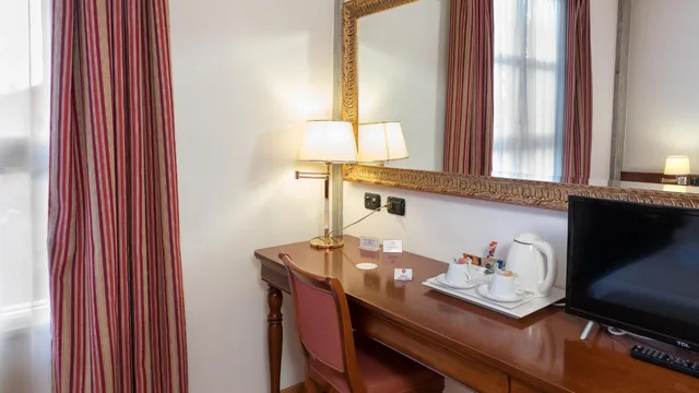 جناح بسرير كوين بشرفة، Villa Malaspina 3/3