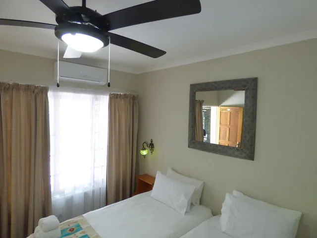 غرفة قياسية بسريرين منفصلين، Tsumeb Backpackers 1/10