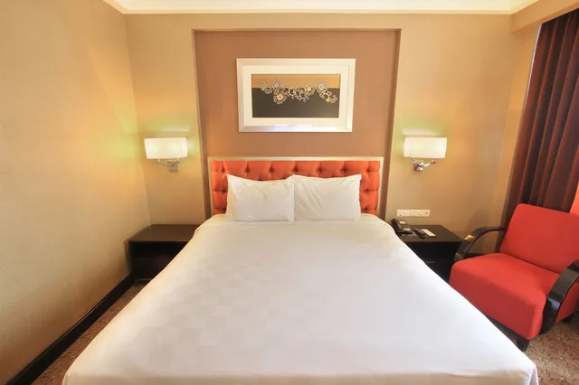 غرفة ديلوكس بسرير كوين بإطلالة على المدينة بغرفة نوم واحدة، Hotel Ciputra Semarang managed by Swiss-Belhotel International 3/7