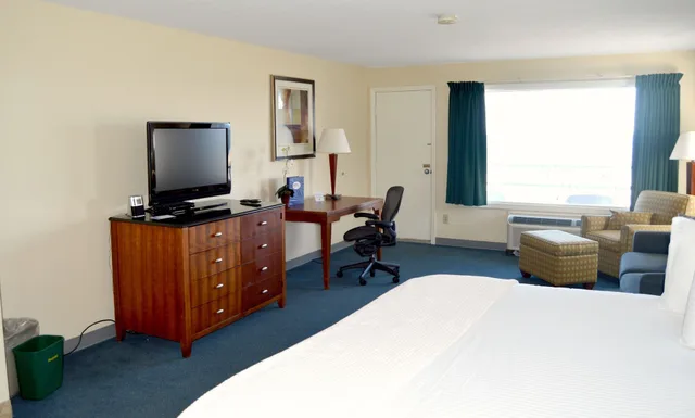 غرفة بإطلالة على البحر مفردة بسرير كينج مع أريكة، Hampton House Hotel 4/8